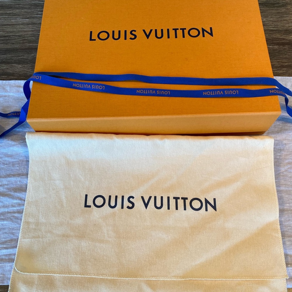 Authentic Louis Vuitton Daily Pouch Peach (rare color) Clutch - Picture 4 of 14